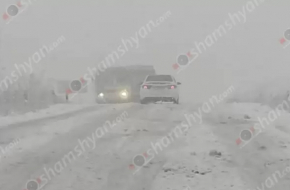 Առատ ձյան հետևանքով Սյունիքի Տանձավետ-Աղվանի ճանապարհին 1.5 ժամ է՝ վարորդները չեն կարողանում շարժվել